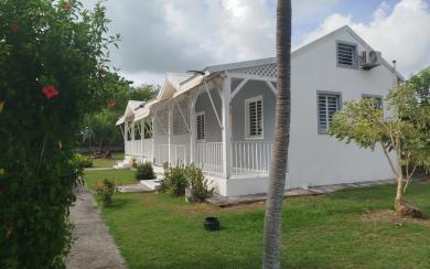  maison avec  2 appartements sur terrain de 671m2  310000€