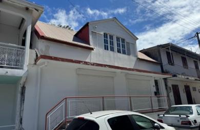 BASSE TERRE - maison de ville avec cour - idéal investisseur