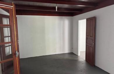 BASSE TERRE - maison de ville avec cour - idéal investisseur