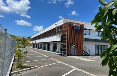 A LOUER Local de 100 m2 immeuble NEUF route de PERRIN proche CHU