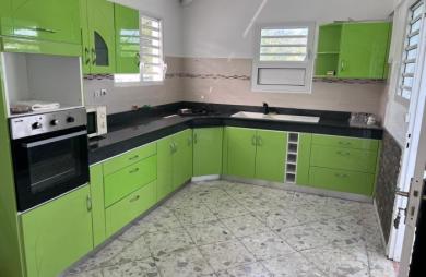 A LOUER Haut de villa spacieux avec grande terrasse   130 m2   Morne-à-L