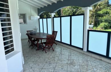 A LOUER Haut de villa spacieux avec grande terrasse   130 m2   Morne-à-L
