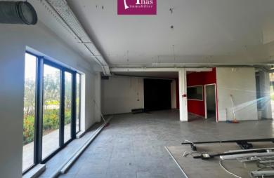 À louer   Local commercial 118 m2 au RDC   Emplacement stratégique Les Abymes