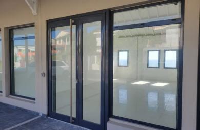 À louer : Local commercial neuf avec vitrine, vue mer et accès PMR-Installation facilitée : loyer réduit et pr