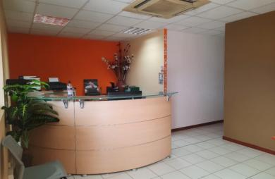 Location local commercial de 90 m2 à Ste Rose - Zone d
