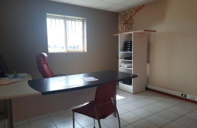 Location local commercial de 90 m2 à Ste Rose - Zone d