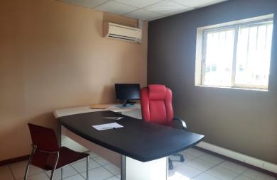 Location local commercial de 90 m2 à Ste Rose - Zone d