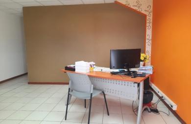 Location local commercial de 90 m2 à Ste Rose - Zone d