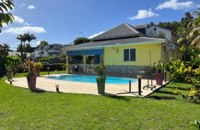 SAINT-CLAUDE, Belle villa T4 avec mezzanine, piscine et garage sur un jardin clôturé