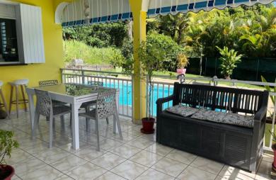 SAINT-CLAUDE, Belle villa T4 avec mezzanine, piscine et garage sur un jardin clôturé