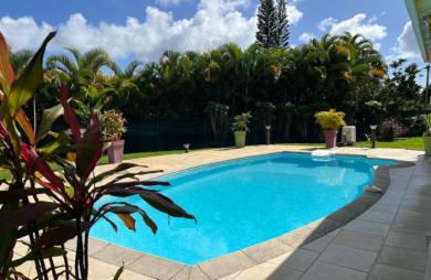 SAINT-CLAUDE, Belle villa T4 avec mezzanine, piscine et garage sur un jardin clôturé