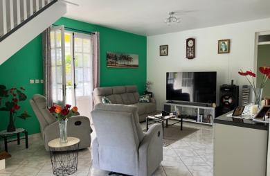 SAINT-CLAUDE, Belle villa T4 avec mezzanine, piscine et garage sur un jardin clôturé