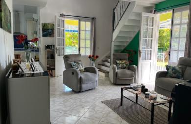 SAINT-CLAUDE, Belle villa T4 avec mezzanine, piscine et garage sur un jardin clôturé