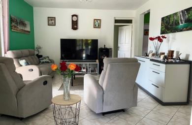 SAINT-CLAUDE, Belle villa T4 avec mezzanine, piscine et garage sur un jardin clôturé