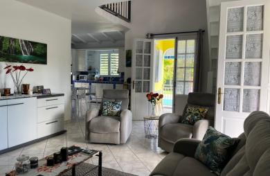 SAINT-CLAUDE, Belle villa T4 avec mezzanine, piscine et garage sur un jardin clôturé