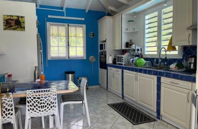 SAINT-CLAUDE, Belle villa T4 avec mezzanine, piscine et garage sur un jardin clôturé