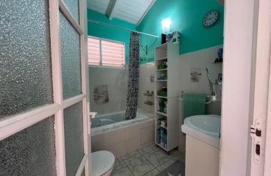 SAINT-CLAUDE, Belle villa T4 avec mezzanine, piscine et garage sur un jardin clôturé