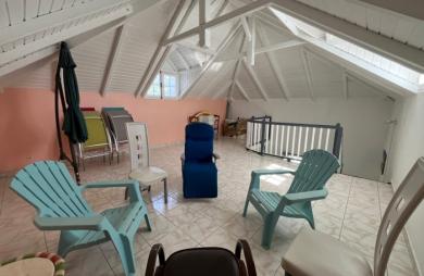 SAINT-CLAUDE, Belle villa T4 avec mezzanine, piscine et garage sur un jardin clôturé