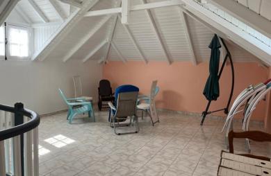 SAINT-CLAUDE, Belle villa T4 avec mezzanine, piscine et garage sur un jardin clôturé