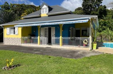 SAINT-CLAUDE, Belle villa T4 avec mezzanine, piscine et garage sur un jardin clôturé