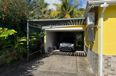 SAINT-CLAUDE, Belle villa T4 avec mezzanine, piscine et garage sur un jardin clôturé