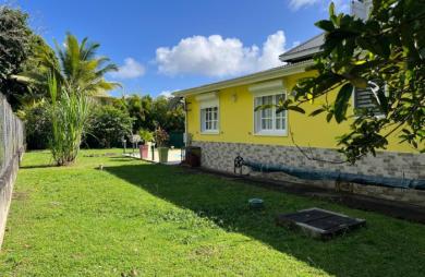 SAINT-CLAUDE, Belle villa T4 avec mezzanine, piscine et garage sur un jardin clôturé