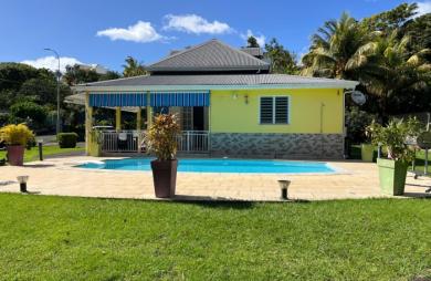 SAINT-CLAUDE, Belle villa T4 avec mezzanine, piscine et garage sur un jardin clôturé