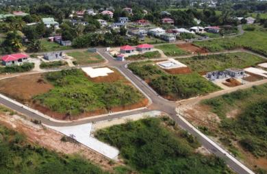 LAMENTIN  TERRAIN 528 M2