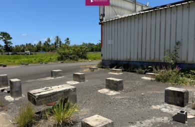 À louer - Depot avec visibilité sur route nationale - Goyave