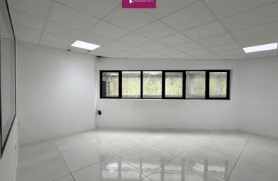 À Louer - Local professionnel 80m2 - De standing et clé en main - Petit-Pérou - Les Abymes