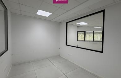À Louer - Local professionnel 80m2 - De standing et clé en main - Petit-Pérou - Les Abymes