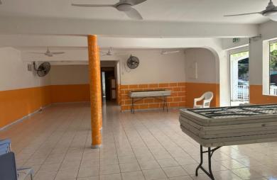 À LOUER À BASSE-TERRE- LOCAL COMMERCIAL DE 293 M2 AVEC TERRASSES   EMPLACEMENT STRATÉGIQUE