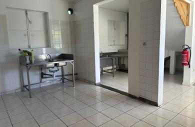 À LOUER À BASSE-TERRE- LOCAL COMMERCIAL DE 293 M2 AVEC TERRASSES   EMPLACEMENT STRATÉGIQUE