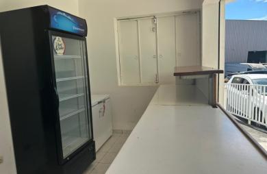 À LOUER À BASSE-TERRE- LOCAL COMMERCIAL DE 293 M2 AVEC TERRASSES   EMPLACEMENT STRATÉGIQUE