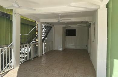 À LOUER À BASSE-TERRE- LOCAL COMMERCIAL DE 293 M2 AVEC TERRASSES   EMPLACEMENT STRATÉGIQUE