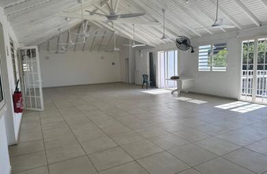 À LOUER À BASSE-TERRE- LOCAL COMMERCIAL DE 293 M2 AVEC TERRASSES   EMPLACEMENT STRATÉGIQUE