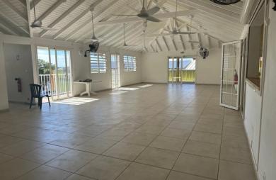 À LOUER À BASSE-TERRE- LOCAL COMMERCIAL DE 293 M2 AVEC TERRASSES   EMPLACEMENT STRATÉGIQUE