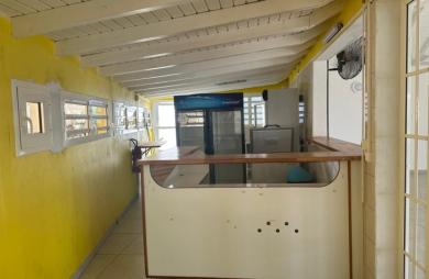 À LOUER À BASSE-TERRE- LOCAL COMMERCIAL DE 293 M2 AVEC TERRASSES   EMPLACEMENT STRATÉGIQUE