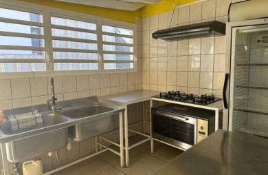 À LOUER À BASSE-TERRE- LOCAL COMMERCIAL DE 293 M2 AVEC TERRASSES   EMPLACEMENT STRATÉGIQUE