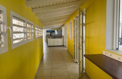 À LOUER À BASSE-TERRE- LOCAL COMMERCIAL DE 293 M2 AVEC TERRASSES   EMPLACEMENT STRATÉGIQUE