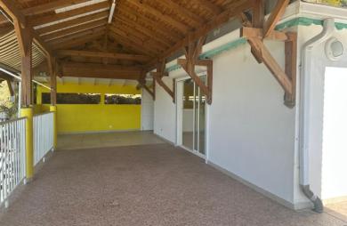 À LOUER À BASSE-TERRE- LOCAL COMMERCIAL DE 293 M2 AVEC TERRASSES   EMPLACEMENT STRATÉGIQUE