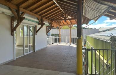 À LOUER À BASSE-TERRE- LOCAL COMMERCIAL DE 293 M2 AVEC TERRASSES   EMPLACEMENT STRATÉGIQUE