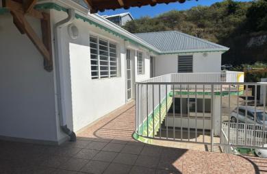 À LOUER À BASSE-TERRE- LOCAL COMMERCIAL DE 293 M2 AVEC TERRASSES   EMPLACEMENT STRATÉGIQUE