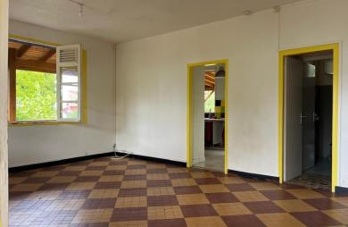SAINT-CLAUDE — Maison rénovée avec grand jardin clos, quartier prisé