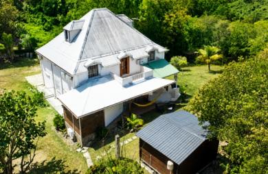 Immeuble de rapport au Gosier Périnet   3 duplex loués   Terrain 2020 m2   Rentabilité attractive