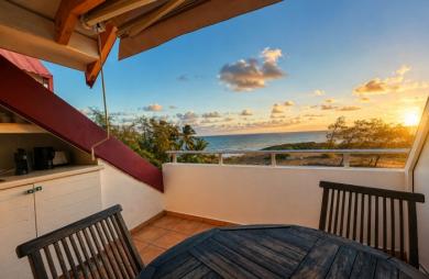 Studio vue mer en première ligne à Sainte-Anne   Dernier étage   Résidence sécurisée avec accès plage