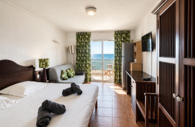 Studio vue mer en première ligne à Sainte-Anne   Dernier étage   Résidence sécurisée avec accès plage