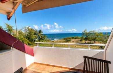 Studio vue mer en première ligne à Sainte-Anne   Dernier étage   Résidence sécurisée avec accès plage