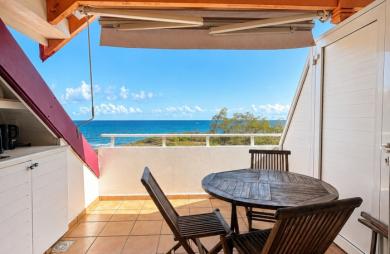 Studio vue mer en première ligne à Sainte-Anne   Dernier étage   Résidence sécurisée avec accès plage