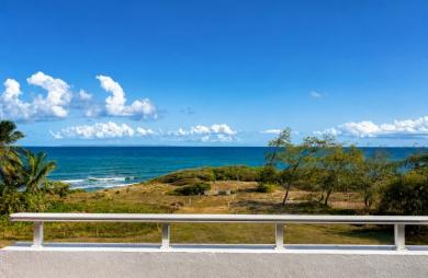 Studio vue mer en première ligne à Sainte-Anne   Dernier étage   Résidence sécurisée avec accès plage